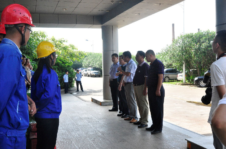 工會(huì)慰問送清涼，甘甜爽口暖心田