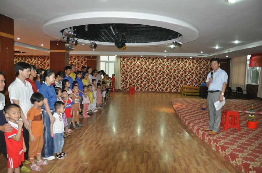 大手牽小手，攜手銀億向前走