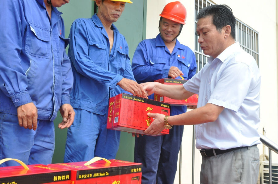 暑熱送清涼，甘泉暖人心